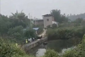 事发四川泸州：女孩骑车头进水塘，母亲被卡在车内无法逃脱