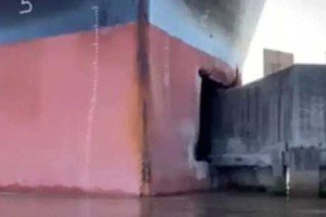 突发！85000吨散货船失控触碰桥墩，河道双向瘫痪